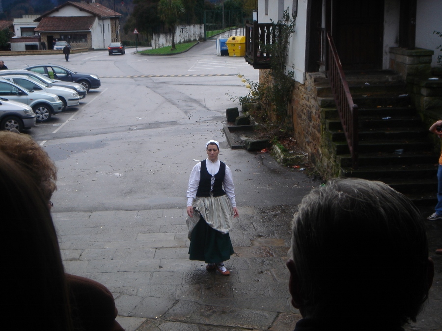 Leire Leunda Viscarret bailando el aurresku en Elexalde tras la misa en honor de Iñaki Amenabar, una semana después de la partida de aquél, con 49 años, en noviembre de 2008 (foto Amaya Zenarutzabeitia)